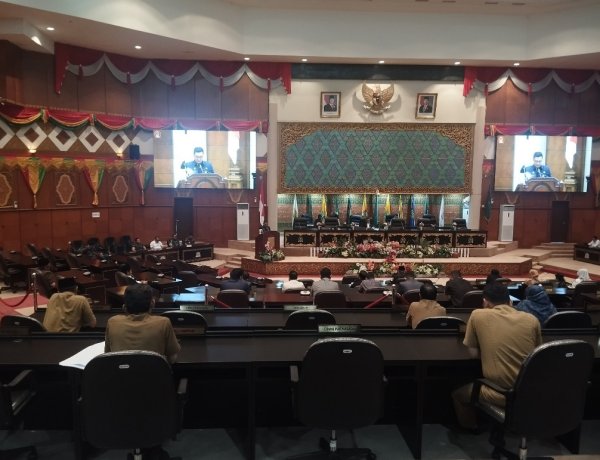 Rapat Paripurna LKPj Riau 2025 Diwarnai Kursi Kosong dan Anggota Berpakaian Casual