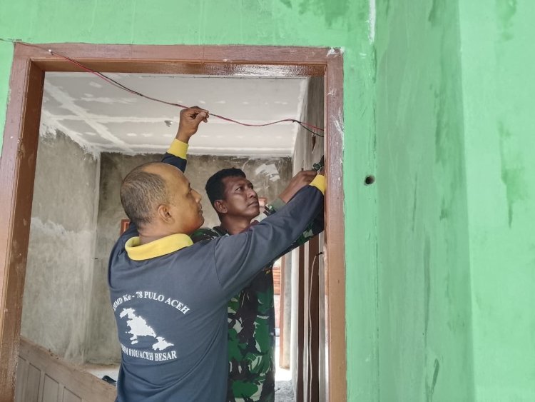 Satgas TMMD ke-127 Kodim 0301/Pekanbaru Pasang Instalasi Listrik, Rumah Yudarfis Kembali Terang
