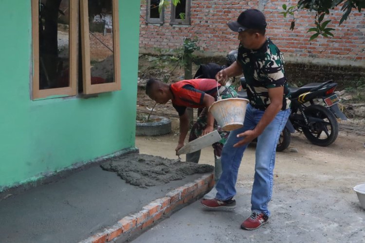 Percepat Penyelesaian RTLH Sarianis, Satgas TMMD ke-127 Kodim 0301/Pekanbaru Cor Teras Rumah