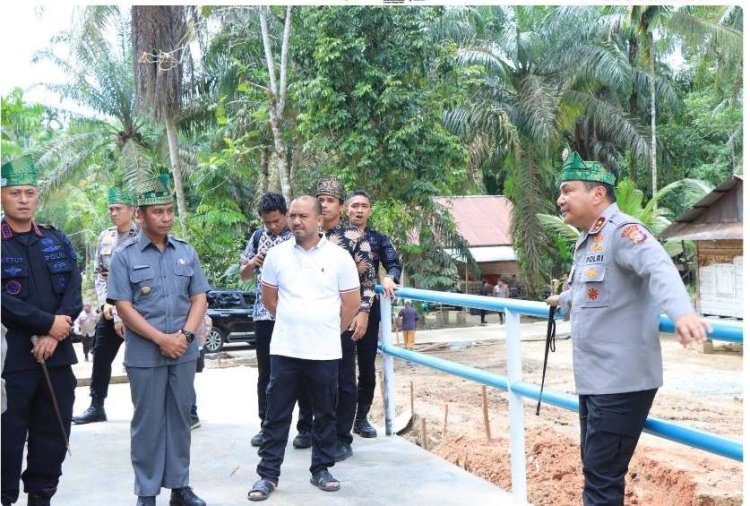 Bupati Kampar Dampingi Kapolda Riau Tinjau Pembangunan Jembatan Presisi Polri di Desa Lubuk Agung XIII Koto Kampar
