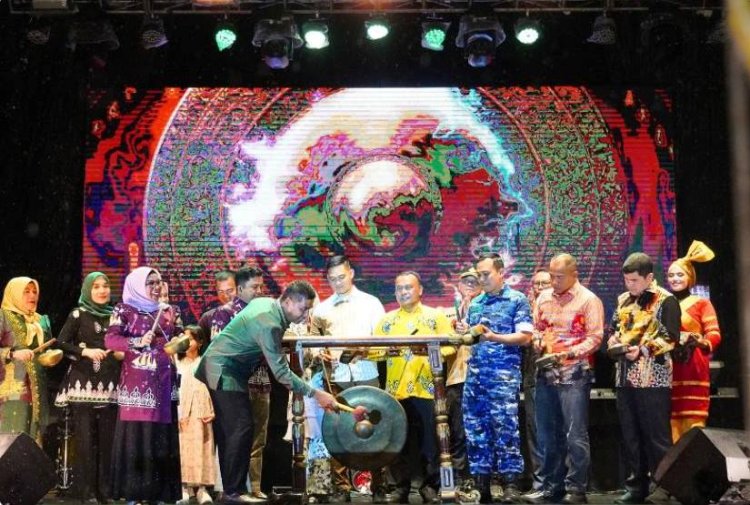 Pesta Rakyat Semarakkan Peringatan HUT ke-76 Kabupaten Kampar, Bupati Gelorakan 'Kampar di Hati' 