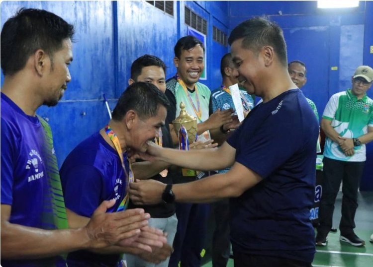 Bupati Tutup Turnamen Badminton HUT Kampar ke-76