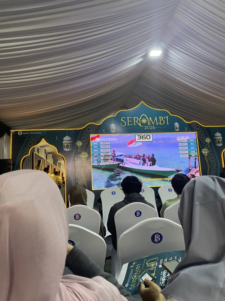 Jelang Lebaran, Warga Antre Tukar Uang Baru di BI Riau