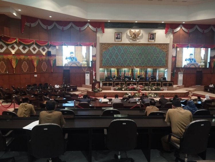 Rapat Paripurna LKPj Riau 2025 Diwarnai Kursi Kosong dan Anggota Berpakaian Casual
