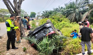 Mobil Dinas Wakil Ketua DPRD Bengkalis Tabrakan, Hendrik Firnanda Pangaribuan Dilarikan ke Rumah Sakit