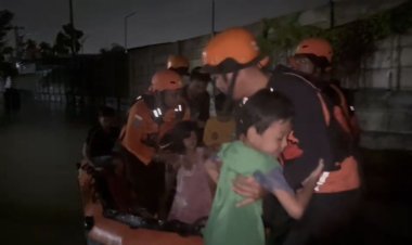Banjir di Pekanbaru, Tim Basarnas Evakuasi Warga Kelurahan Limbungan Baru, 6 Orang Terjebak di Rumah