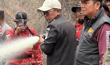 Apresiasi Personel Tim Satgas Darat Padamkan Karhutla, Bupati Zukri Tinjau Titik Api di Desa Gambut Mutiara