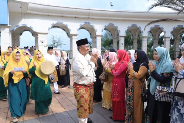 Anton dan Syafaruddin Poti Disambut dengan Prosesi Adat di Islamic Center Sebagai Bupati dan Wabup Rohul Baru