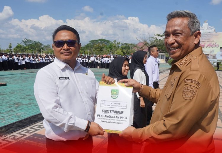 Bupati Rohul Serahkan 1.461 SK PPPK Tahap I, Ingatkan Jaga Amanah Rakyat