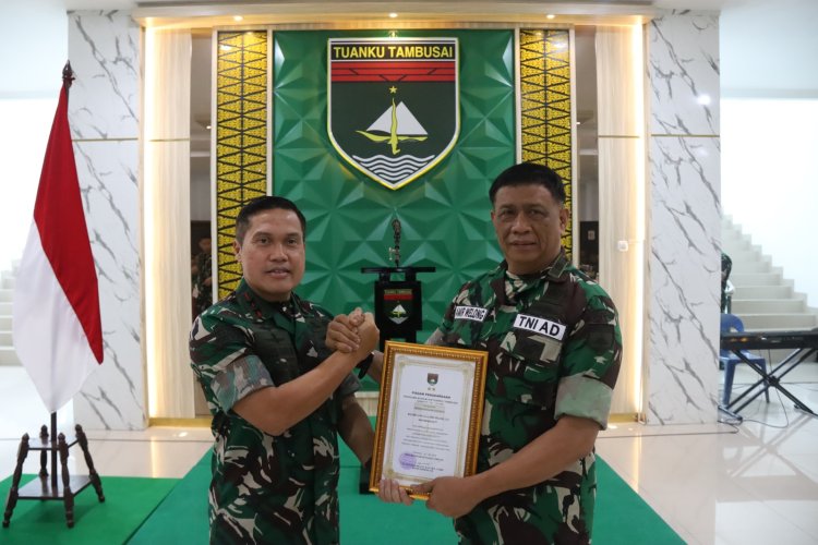 Pangdam XIX/Tuanku Tambusai Pimpin Tradisi Wisuda Purnawira, Kolonel CHK (Purn) Amir Welong Akhiri Pengabdian dengan Penuh Kehormatan