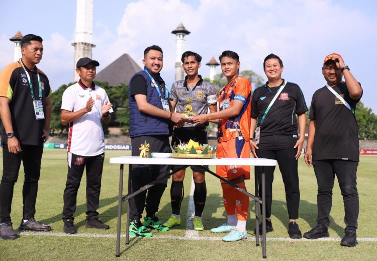 Deltras FC dan Tornado FC Potong Tumpeng HUT ke-96 PSSI Jelang Pertandingan, Pegadaian Championship 2025/2026