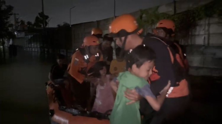 Banjir di Pekanbaru, Tim Basarnas Evakuasi Warga Kelurahan Limbungan Baru, 6 Orang Terjebak di Rumah