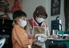 Ukiran Kayu Tangan Istimewa, Kisah Pengabdian Emdita Membangun Asa di SLB Bumi Manggalo
