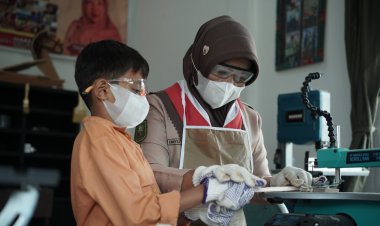 Ukiran Kayu Tangan Istimewa, Kisah Pengabdian Emdita Membangun Asa di SLB Bumi Manggalo
