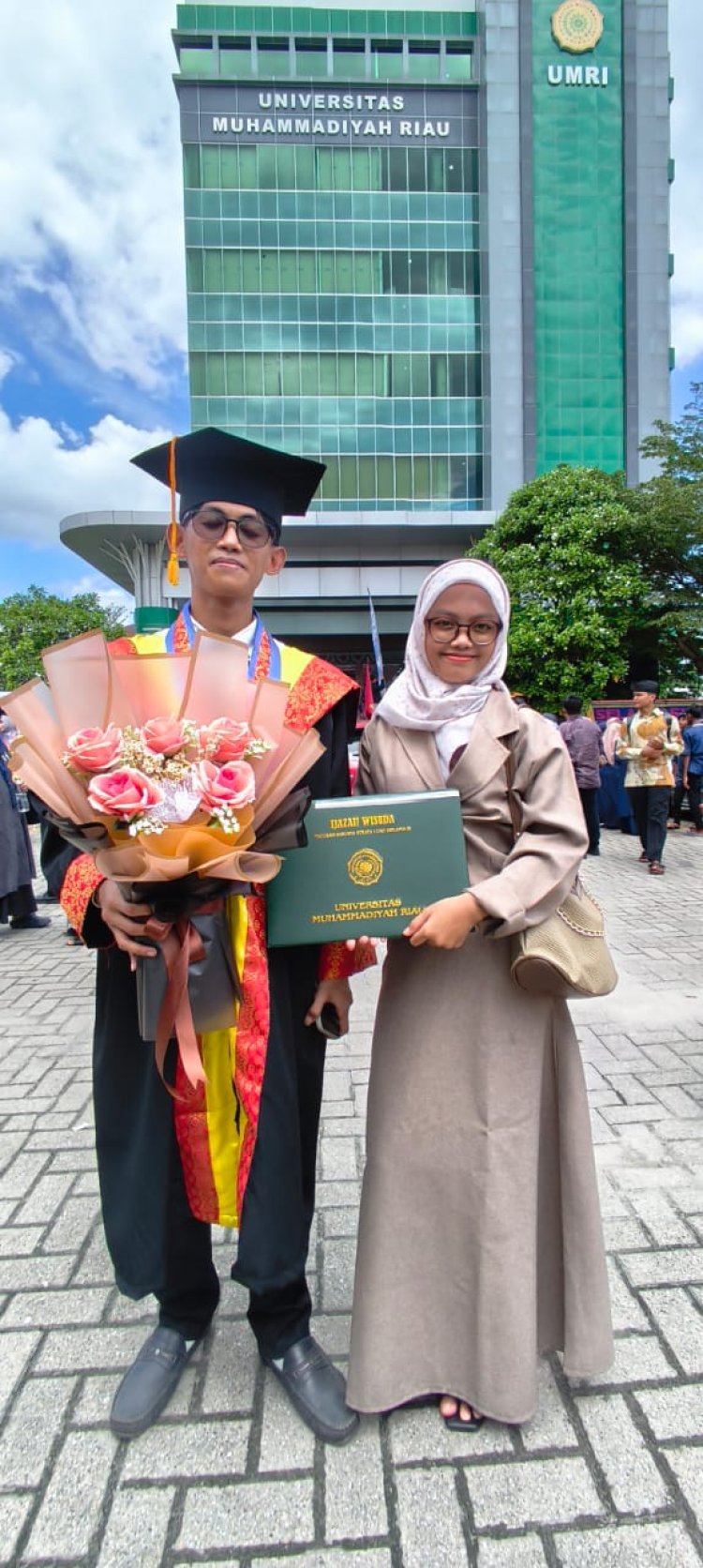 Antara Pekanbaru dan Mekah: Wisuda Mandiri Aziz Rahmansyah di Balik Doa Orang Tua