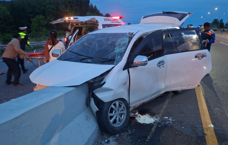 Tabrak U-turn Pembatas Jalan Tol Pekanbaru-Dumai di KM 14 B, Sopir Minibus Diduga Microsleep, 2 Tewas dan 6 Orang Terluka