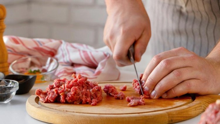 4 Cara Mudah Menghilangkan Bau Prengus Daging Kambing di Tangan