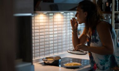 Sering Alami 'Midnight Craving?' Ini Penjelasan dan Cara Mengatasinya
