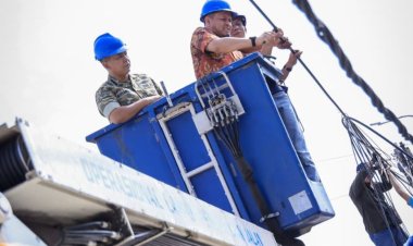 Wali Kota Agung Nugroho Putus Kabel Jaringan Internet Semrawut di Jalanan Pekanbaru dengan Gunting Besi