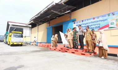 Jaga Ketahanan Pangan Warga, Plt Gubernur Riau Lepas Distribusi Bantuan Beras dan Minyak Goreng