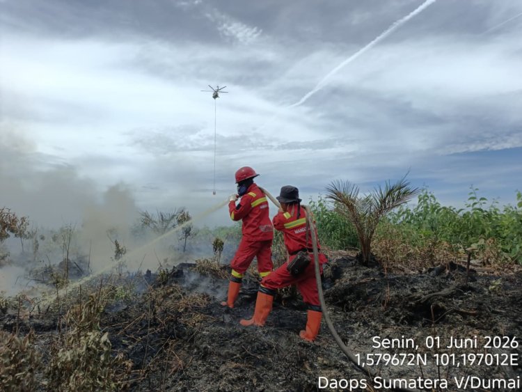 13 Titik Panas Menyala di Rokan Hilir, Tim Manggala Agni Daops V Dumai Berjibaku Padamkan Karhutla di Rantau Bais
