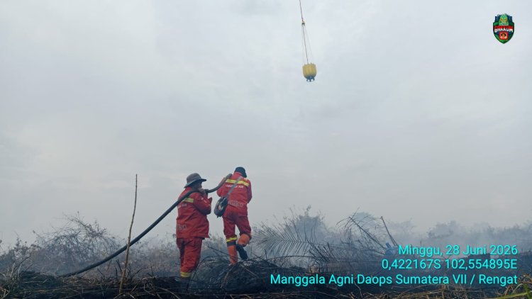 Tim Manggala Agni Riau Terkendala Angin Kencang Saat Padamkan Karhutla di Inhu, Kerahkan Dua Helikopter Water Bombing