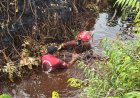 Personel Manggala Agni Kuras Lumpur Kanal Cacing untuk Padamkan Karhutla di Pematang Pudu Bengkalis
