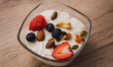 Rutin Makan Yogurt Bisa Perlambat Penuaan, Ini Penelitiannya