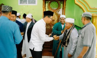 Wabup Rohil Serahkan Sapi Kurban di Ujung Tanjung, Jhony Charles: Tingkatkan Kepedulian Sosial Kita