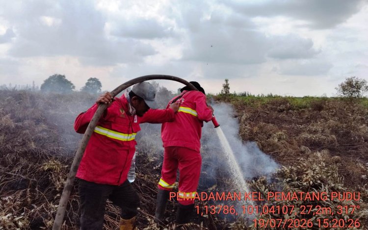 10 Titik Panas Menyala di Riau, Manggala Agni Lanjutkan Pendinginan di Pematang Pudu Bengkalis