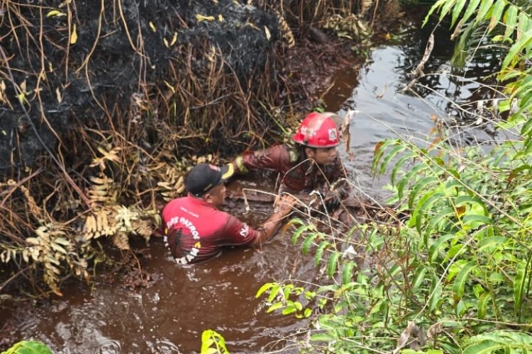 Personel Manggala Agni Kuras Lumpur Kanal Cacing untuk Padamkan Karhutla di Pematang Pudu Bengkalis