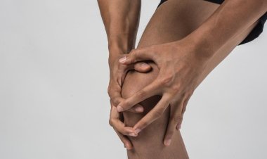 Pernah Dengar Bunyi 'Krek' di Lutut Saat Berdiri? Dokter Ungkap Penyebabnya