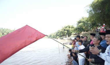 Plt Bupati Kuansing Muklisin Lepas Hilir Perdana Pacu Jalur Mini, Tepian Ronge Biru Bergemuruh