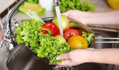 Perlukah Mencuci Semua Buah dan Sayur Sebelum Dimakan?