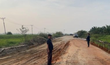 Ruas Jalan Sontang-Duri Sudah Fungsional, Dinas PUPR-PKPP Riau Timbun Badan Jalan dengan Tanah
