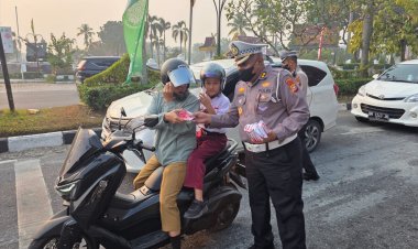 376 Orang Terkena ISPA dengan Gejala Batuk hingga Radang Tenggorokan, Kualitas Udara Pekanbaru Berbahaya Pagi Ini, Ditlantas Polda Riau Bagikan Ribuan Masker