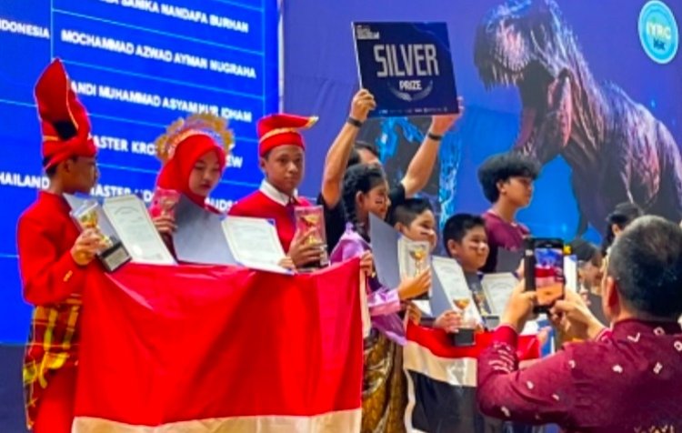 Tiga Murid MTsN 1 Makassar Raih Silver Medal Creative Design Robotic dan Excellent Award Game Maker KIT Challenge di Korsel