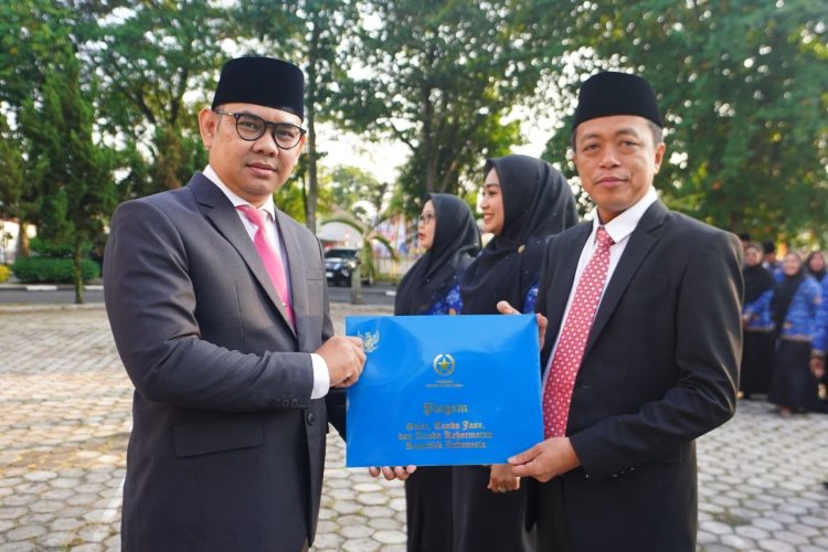 Kepala Bidang IKP Eriadi Fahmi Terima Satyalancana Karya Satya 10 Tahun, Diskominfotik Riau Gelar Upacara HUT ke-81 RI