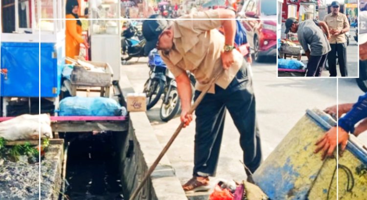 Dinas Lingkungan Hidup Rokan Hilir Keruk Drainase di Sejumlah Jalan, Cegah Banjir dan Malaria