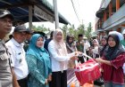 Plh Bupati Yuliantini Serahkan Bantuan untuk Warga Terdampak Kebakaran di Pulau Burung