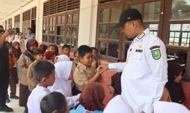 Bupati Inhu Hadiri Hari Jadi ke-22 Kecamatan Batang Peranap, Serahkan Bantuan hingga Motivasi Siswa