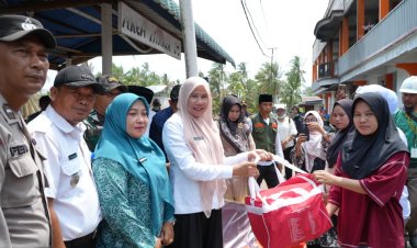 Plh Bupati Yuliantini Serahkan Bantuan untuk Warga Terdampak Kebakaran di Pulau Burung