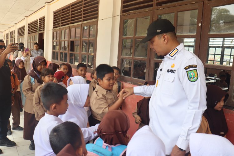 Bupati Inhu Hadiri Hari Jadi ke-22 Kecamatan Batang Peranap, Serahkan Bantuan hingga Motivasi Siswa