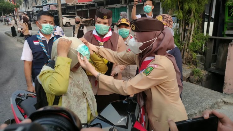 Ketua Kwarcab Pekanbaru Sulastri Pimpin Bagi-bagi 4.000 Masker untuk Warga 