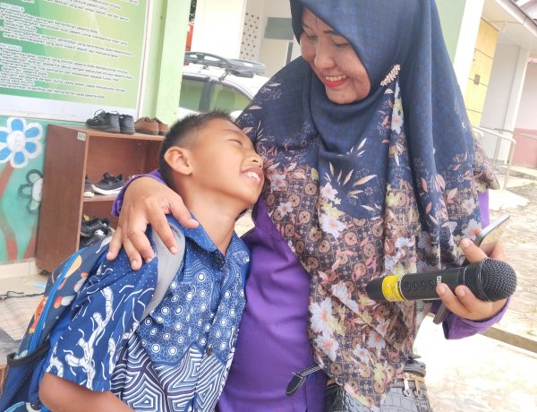 Ketika Pelukan Menjadi Bahasa Kasih, Perjalanan Sunyi Susilawati Merawat Hati Anak-Anak Istimewa di SLB Bumi Manggalo 