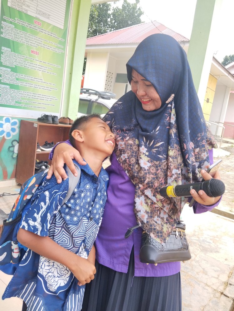 Ketika Pelukan Menjadi Bahasa Kasih, Perjalanan Sunyi Susilawati Merawat Hati Anak-Anak Istimewa di SLB Bumi Manggalo 