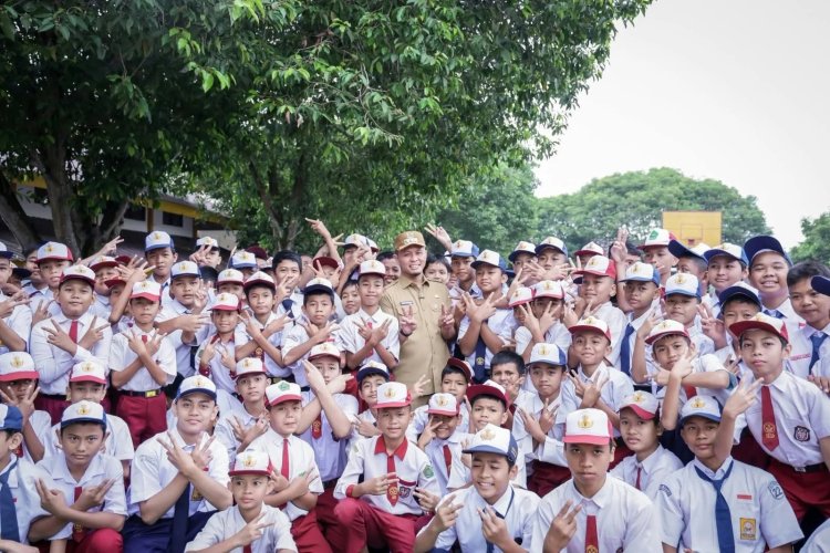 Satu Siswa Dapat 3 Seragam Gratis, Pemko Pekanbaru Segera Bagikan untuk 20 Ribu Lebih Peserta Didik SD dan SMP
