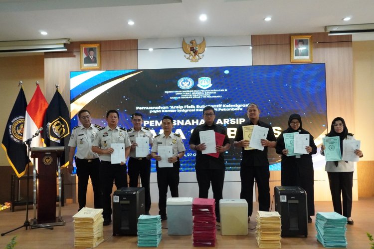 Imigrasi Pekanbaru Musnahkan 145.731 Berkas Arsip Keimigrasian